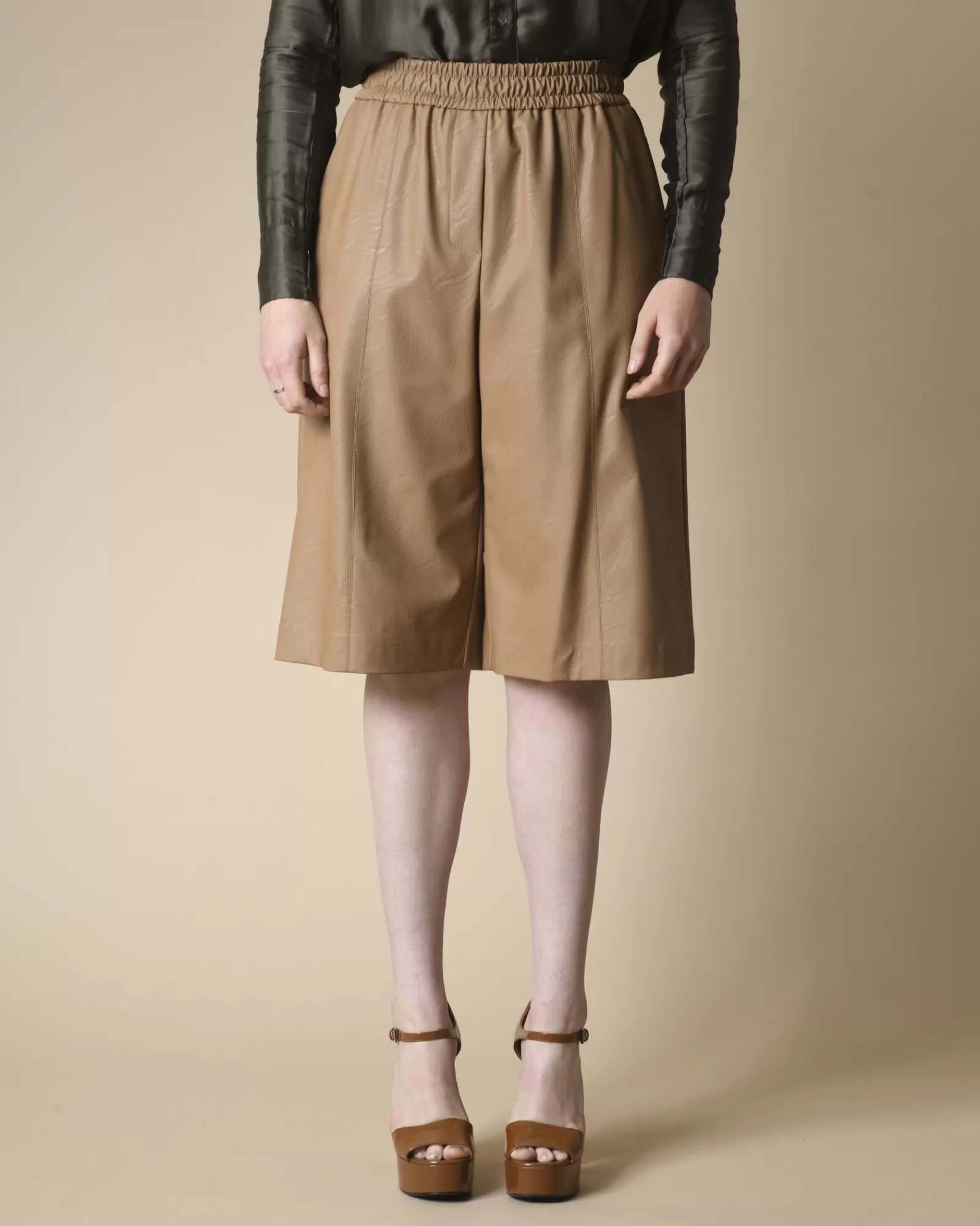 La Piscine Paris Short en cuir synthétique Nude Marron Clearance