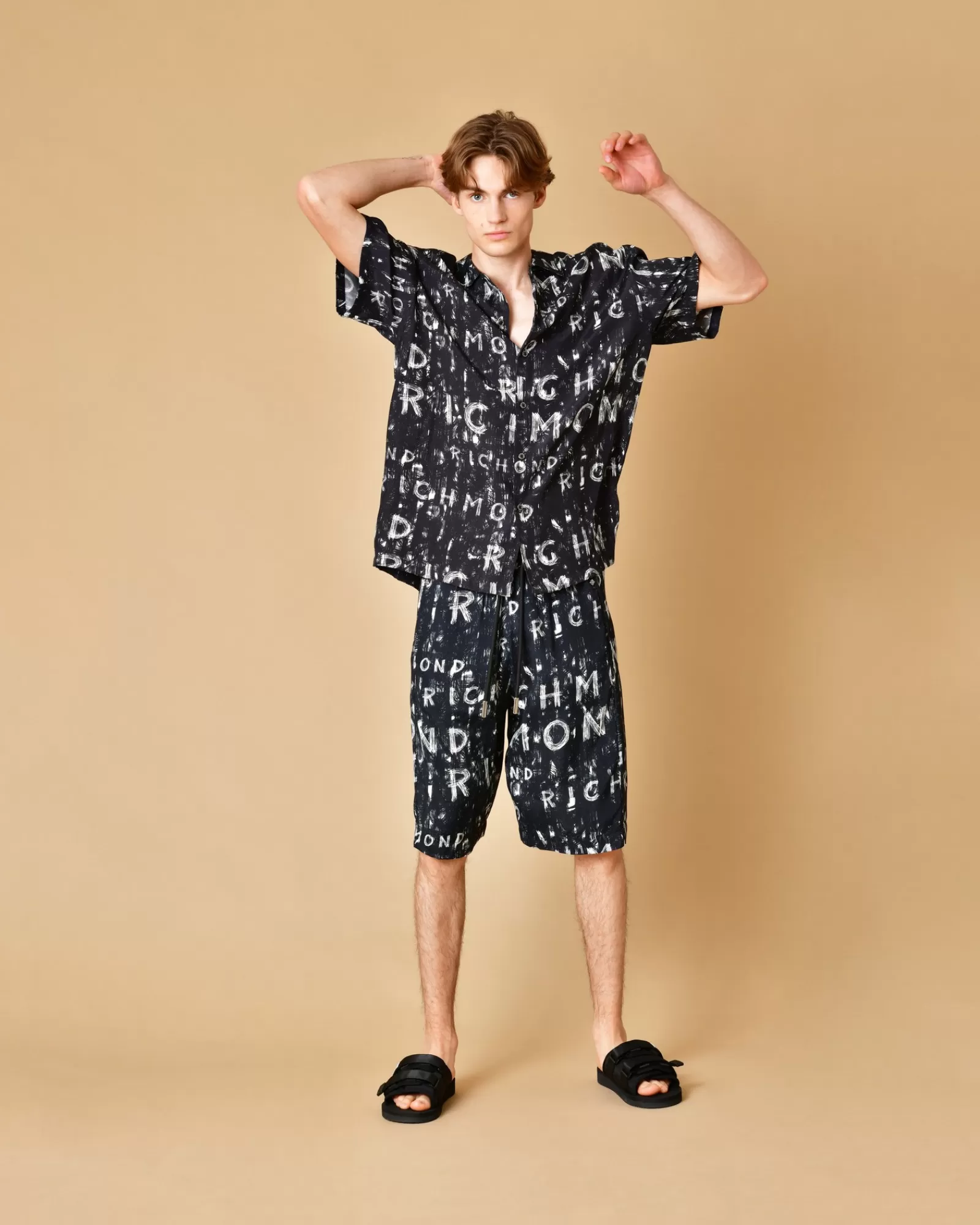 La Piscine Paris Short en viscose à imprimé d'écriture de pinceaux John Richmond Noir Best
